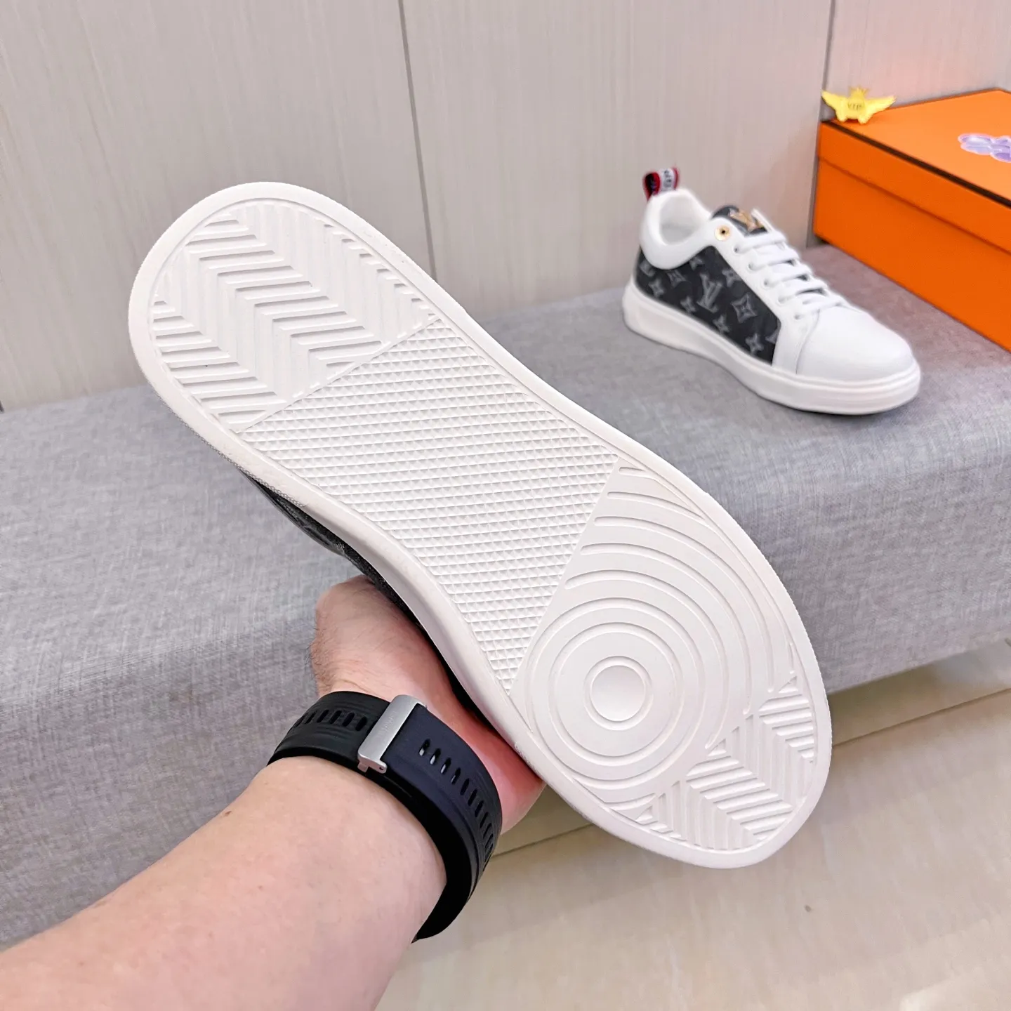 🚘🚘Factory batch 400💰[LV]🔥Louis Vuitton, high-end men's shoes brand, official website 1:1 latest masterpiece: the upper is made of first-layer cowhide imported from Italy with a comfortable and breathable lining➕original non-slip and wear-resistant outsole🔥, making walking more convenient and comfortable! An exclusive new model, a stunning work, a beautiful 1:1 replica [color] compared to the official quality! Create a fashionable personality to set off your uniqueness! A must-have for trendy men! Classic🔥Size: 38-44 Color: 🔥Multiple colors available🔥